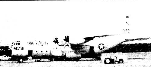 Взлет С-130В со стартовыми ускорителями